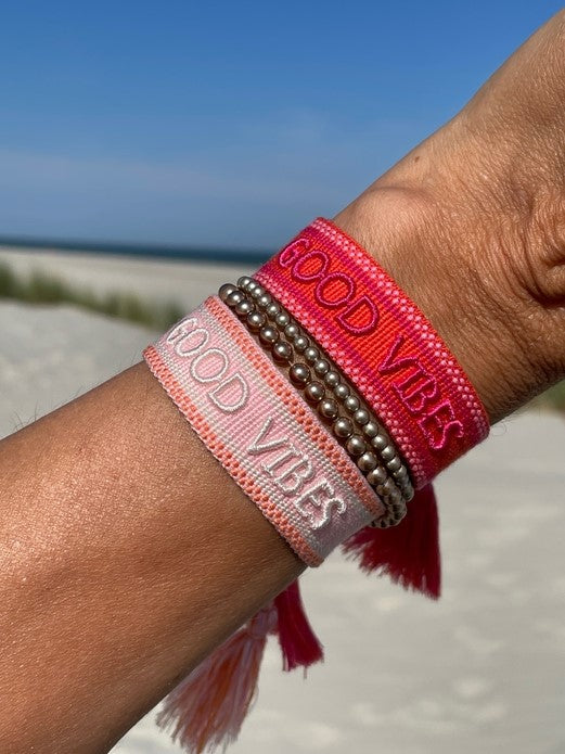 GOOD VIBES uttalande armband vävt, broderat, rosigt persika image 1