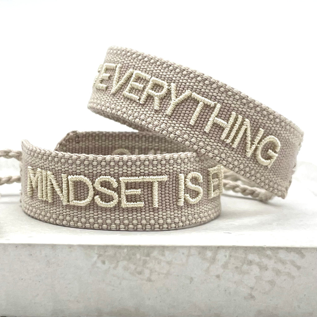 MINDSET IS EVERYTHING uttalande armband vävt, broderat image 0