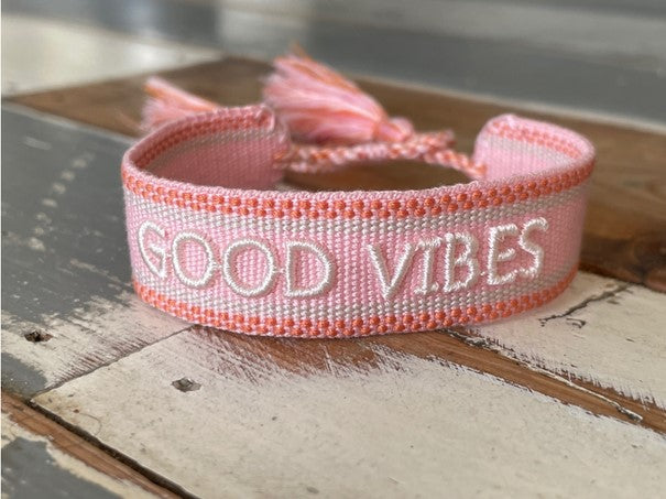 GOOD VIBES uttalande armband vävt, broderat, rosigt persika image 0