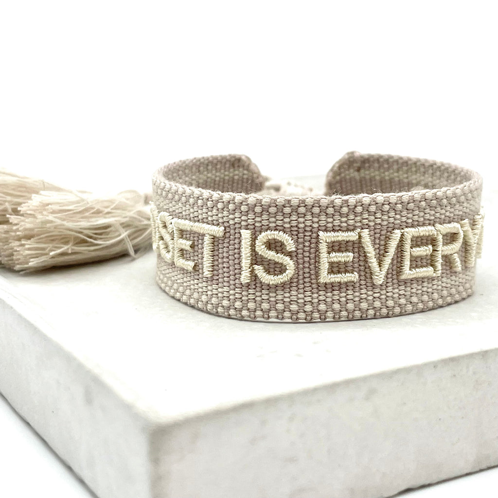 MINDSET IS EVERYTHING uttalande armband vävt, broderat image 1