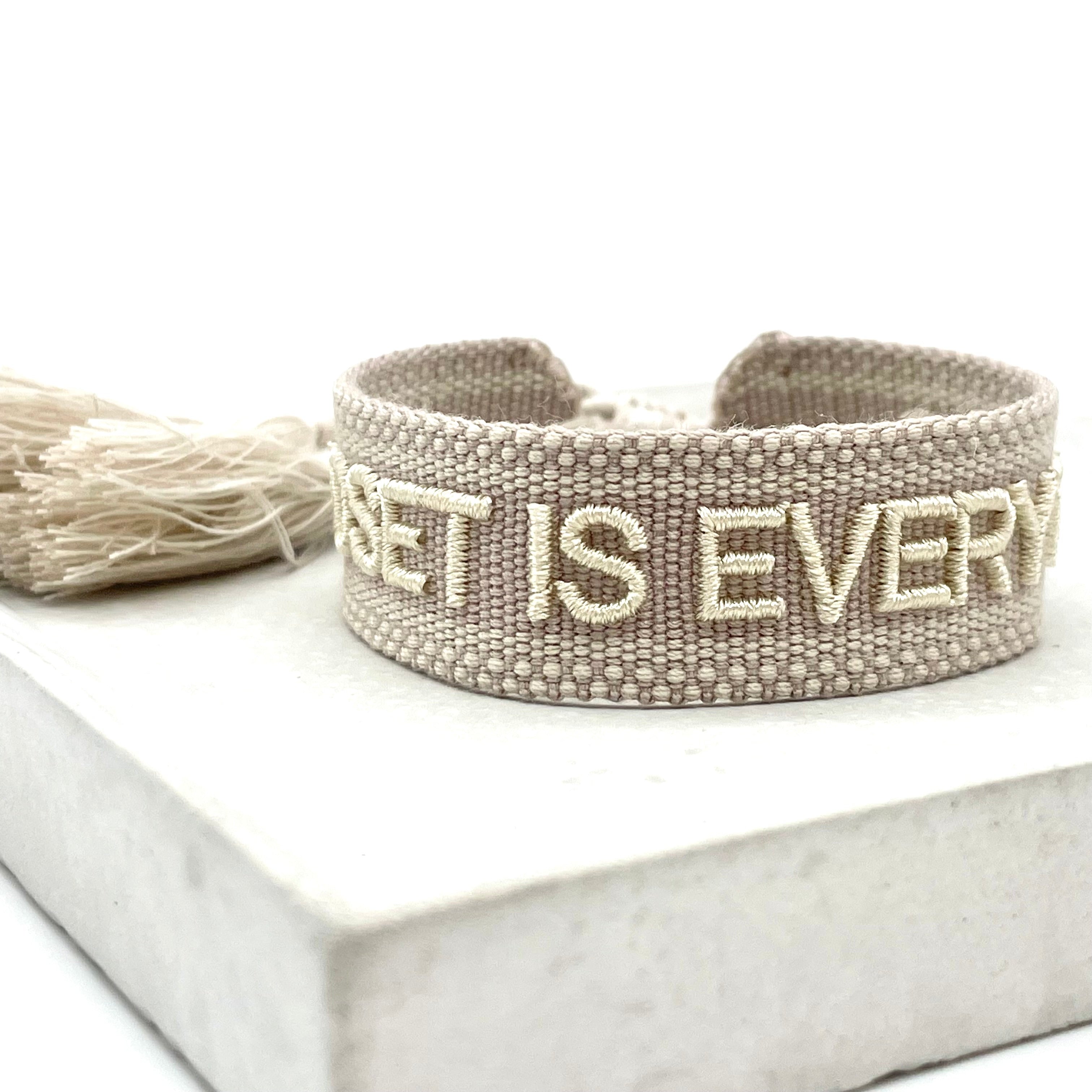MINDSET IS EVERYTHING uttalande armband vävt, broderat image 1